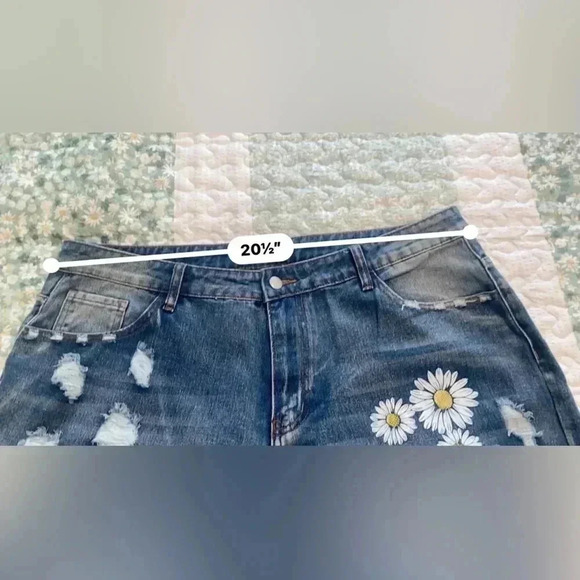 Distressed Daisy Boho Hippie Jeans Adorable 2X NWOT - Picture 6 of 11